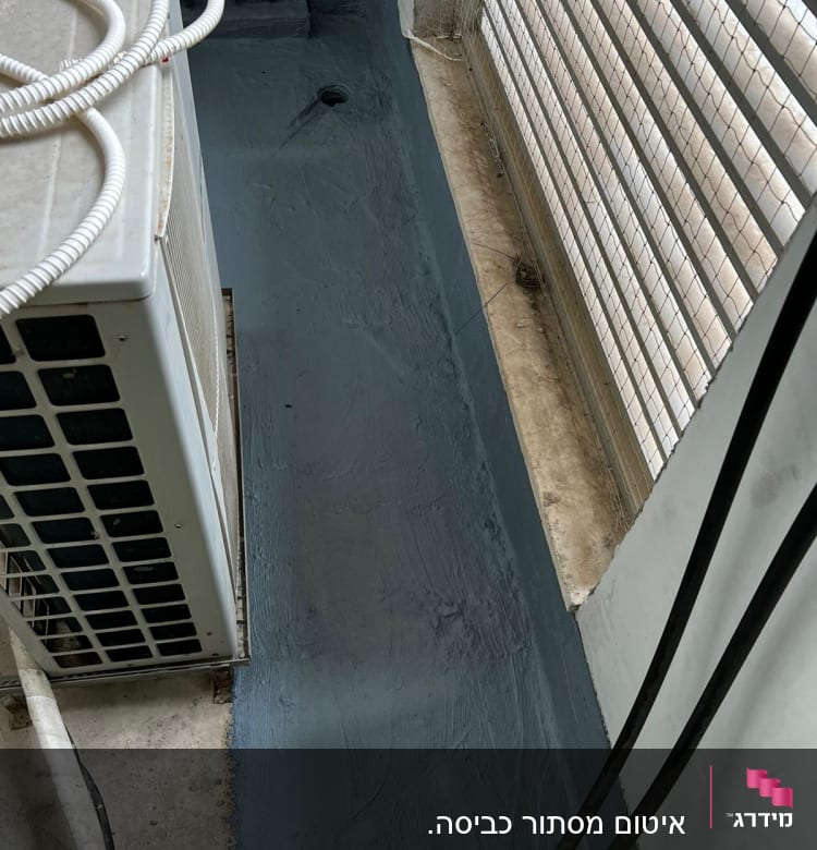 אזור אטום עם חומר איטום אפור ליד חלון